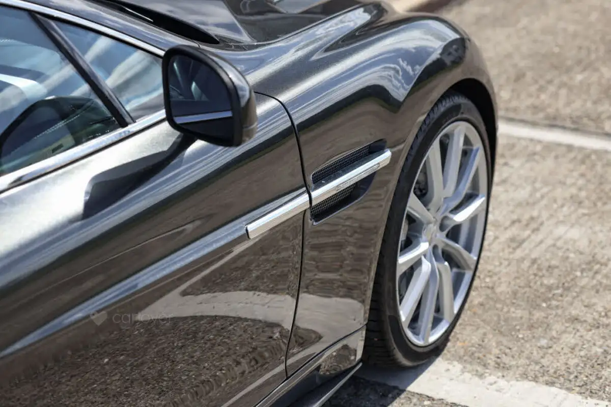 2013-aston-martin-vanquish-59-big-30