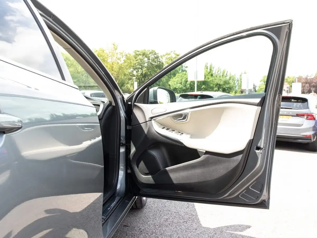 2018-volvo-v40-20td-d3-inscription-geartronic-big-13