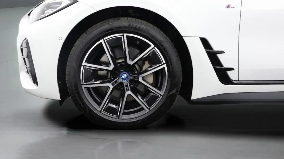 2022-bmw-i4-e-edrive40-m-sport-big-18