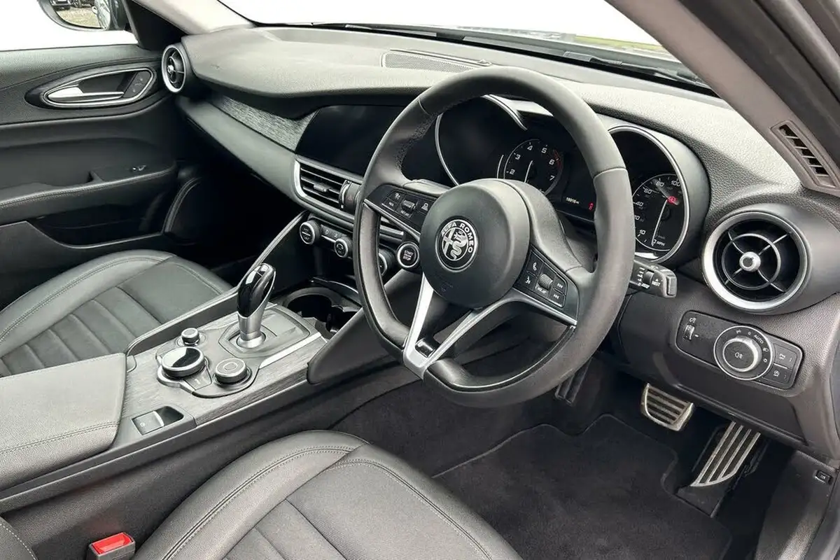 2020-alfa-romeo-giulia-20-nero-edizione-big-5