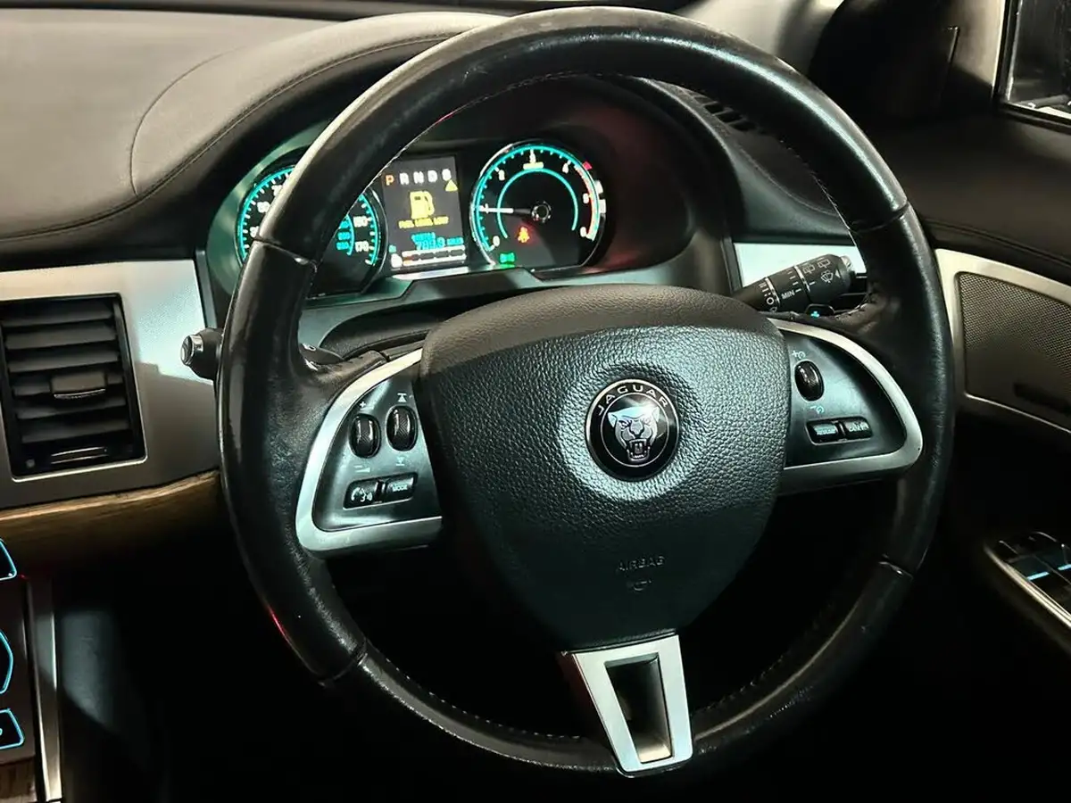 2014-jaguar-xf-22td-premium-luxury-200ps-sportbrake-5d-big-12