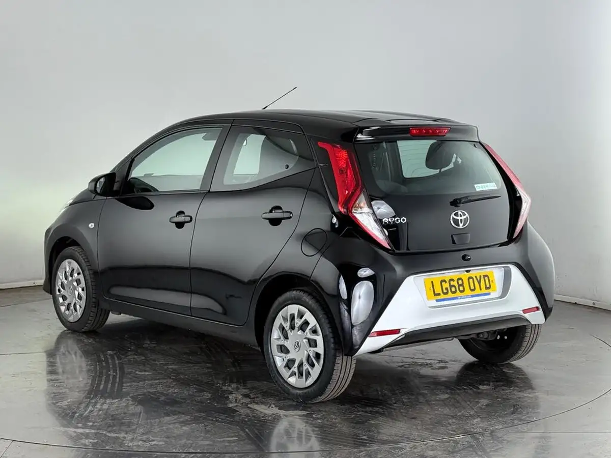 2018-toyota-aygo-10-vvt-i-x-play-68bhp-tss-5d-x-shift-big-3