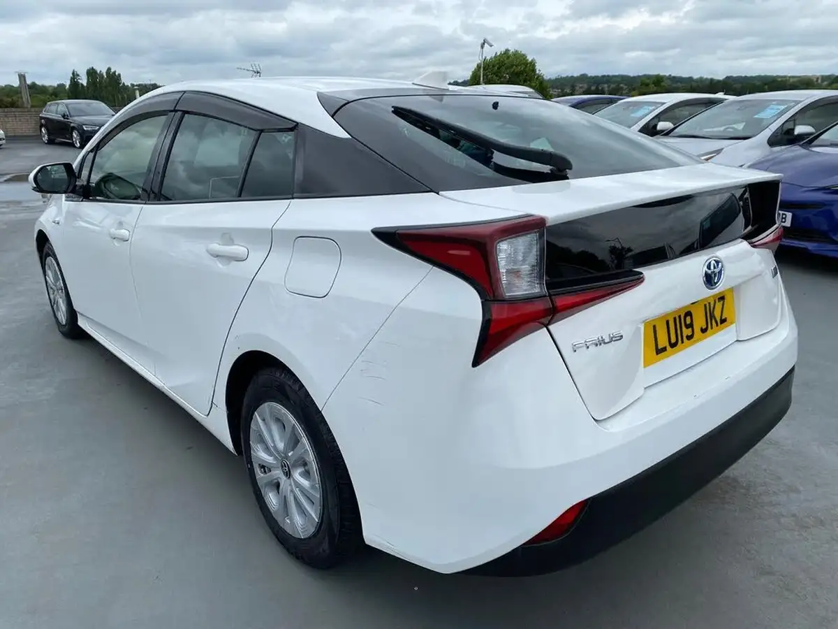 2019-toyota-prius-big-16