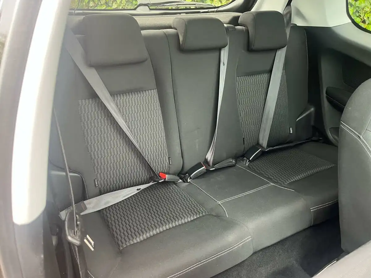 2015-peugeot-208-12-style-puretech-3d-big-16