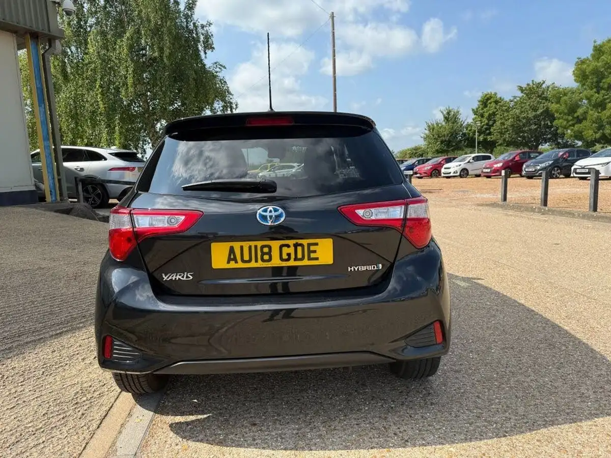 2018-toyota-yaris-15-vvt-i-design-hybrid-big-6