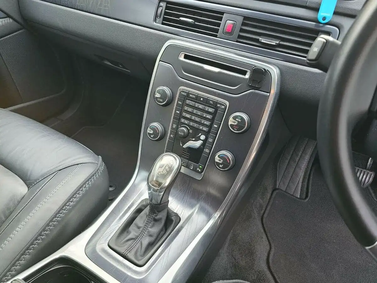 2012-volvo-v70-16-t4-se-lux-big-9