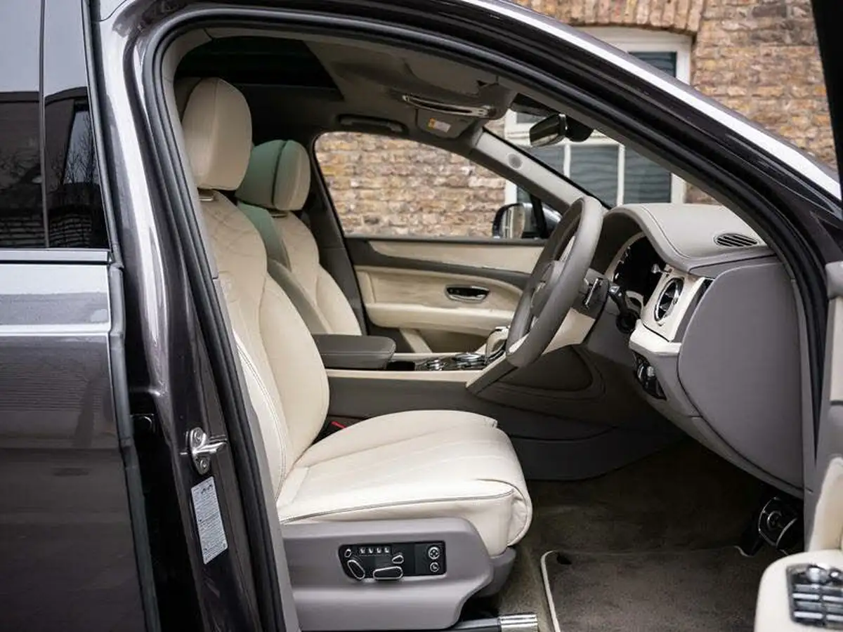2023-bentley-bentayga-40-v8-extended-wheelbase-azure-big-15