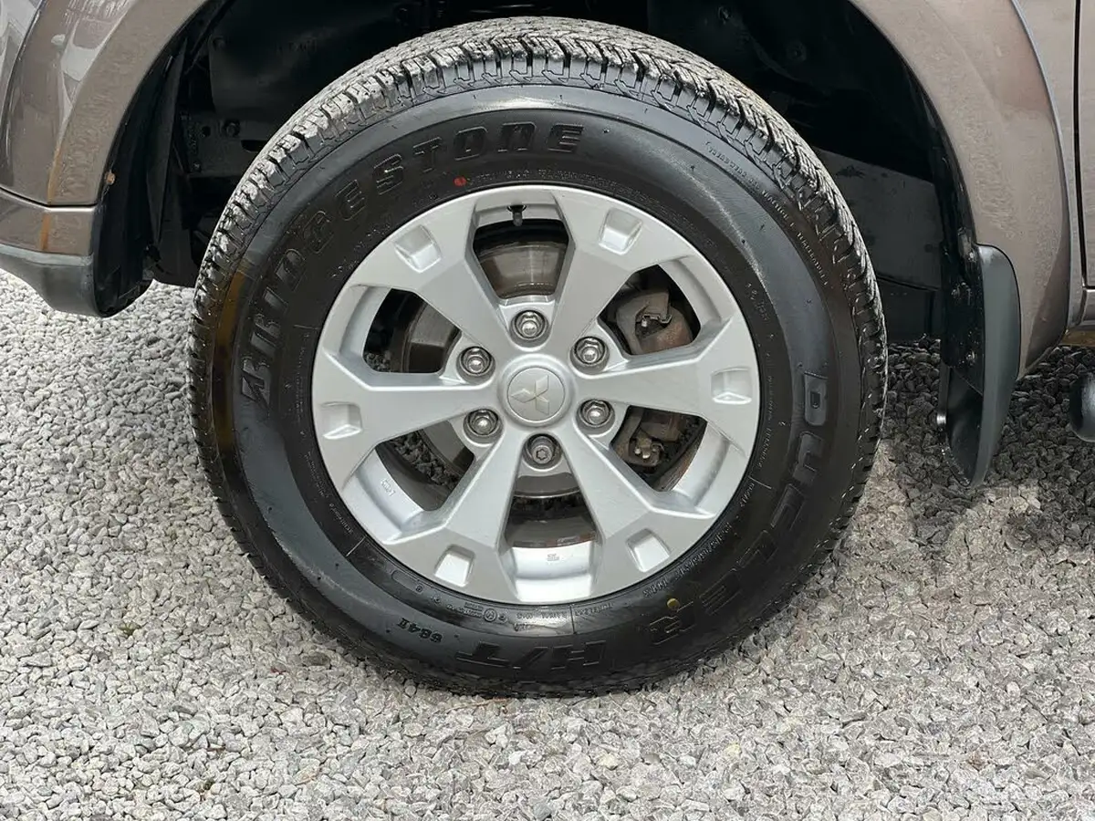 2014-mitsubishi-l200-25td-barbarian-auto-big-11