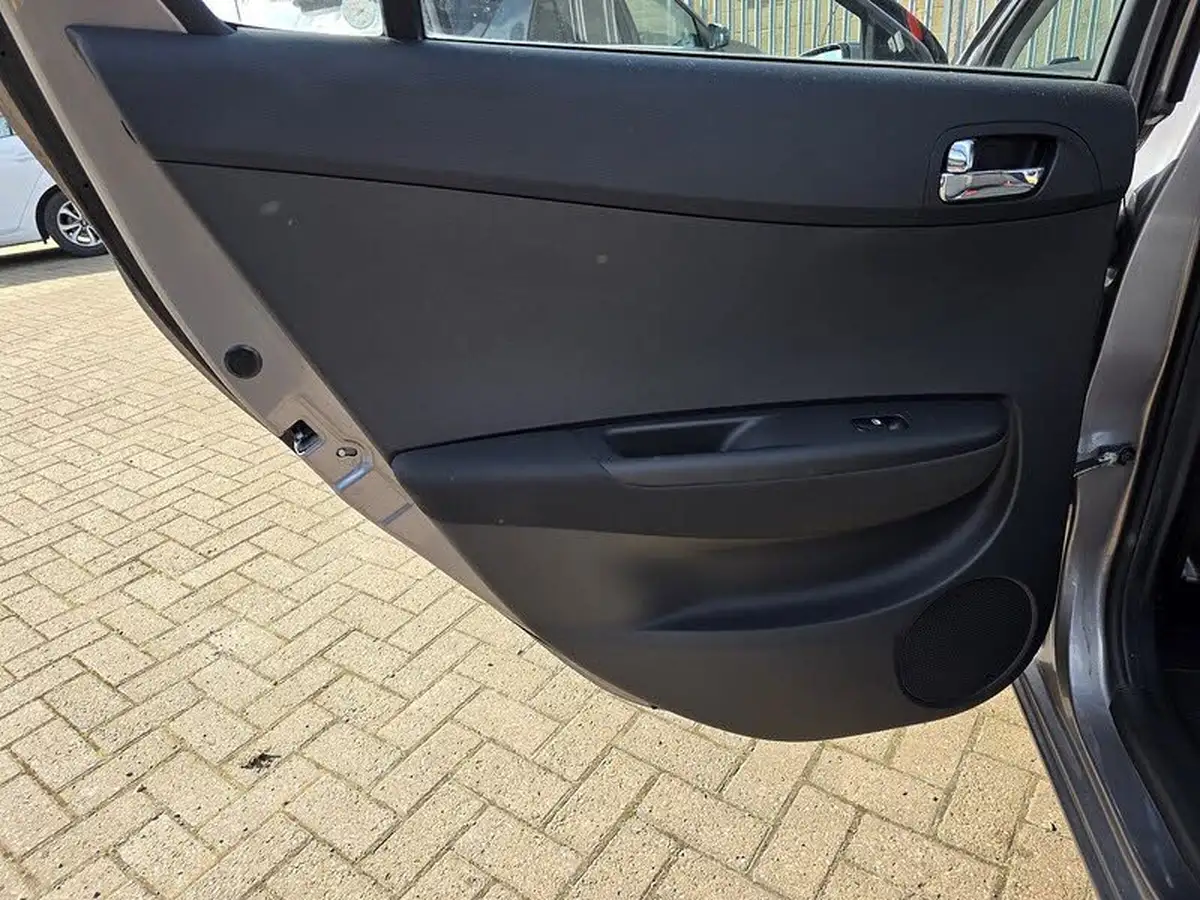2014-hyundai-i20-14-active-100ps-auto-big-26