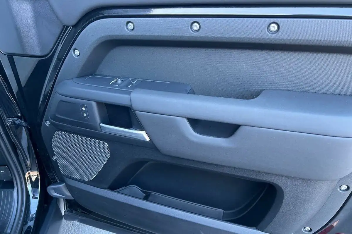 2024-land-rover-90-defender-30-d250-hard-top-standard-90-big-45