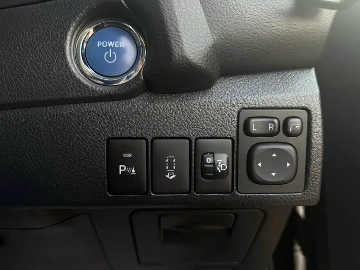 2015-toyota-auris-18-vvt-i-hsd-excel-hatchback-e-cvt-big-15