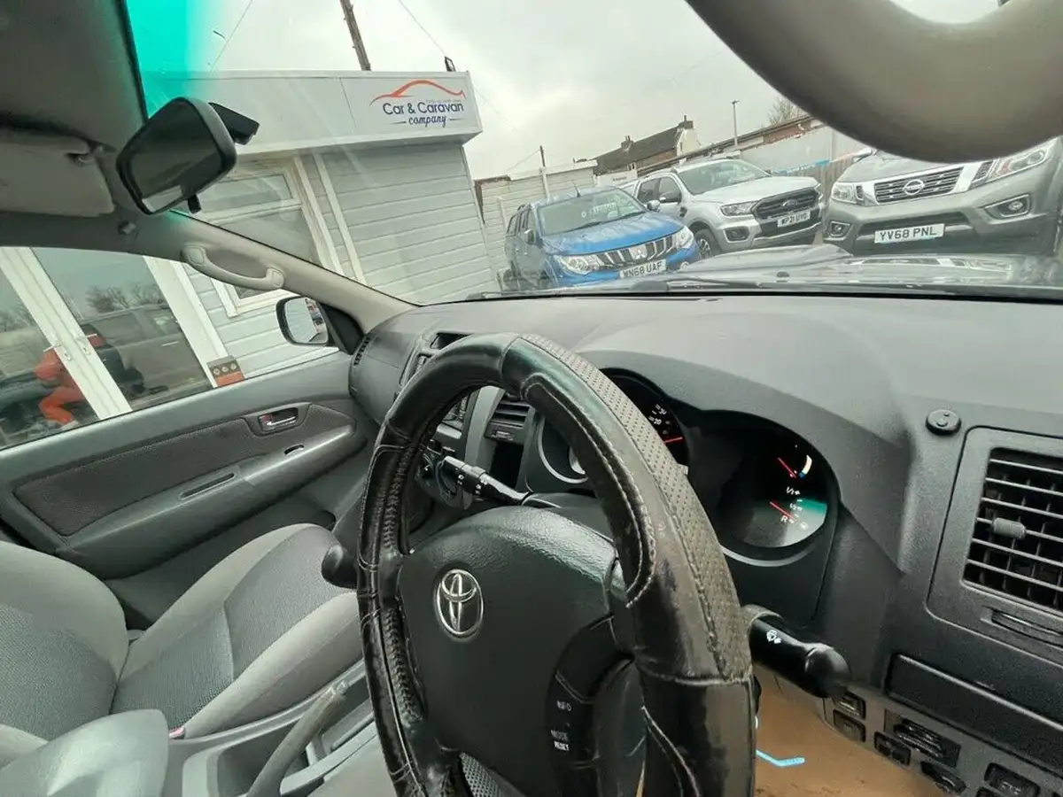 2011-toyota-hi-lux-25td-hl3-big-22