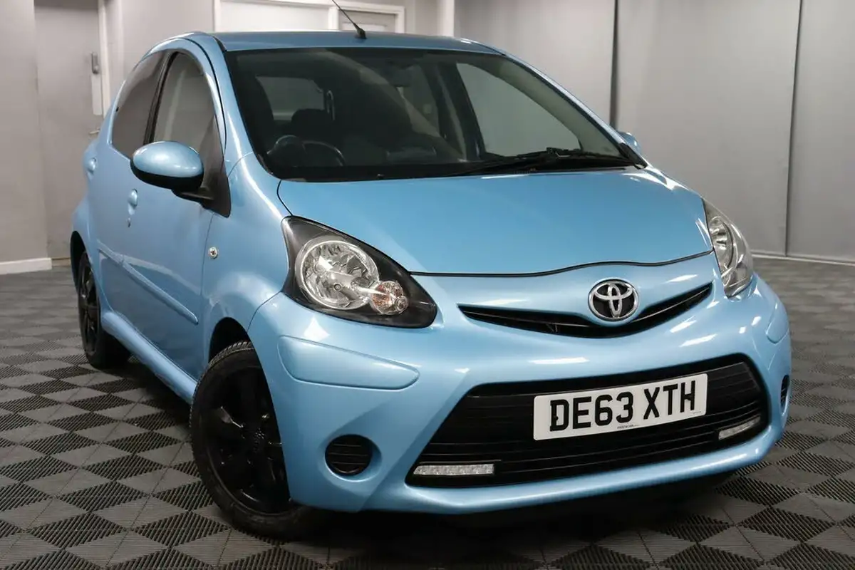 2013-toyota-aygo-10-move-style-5d-big-18