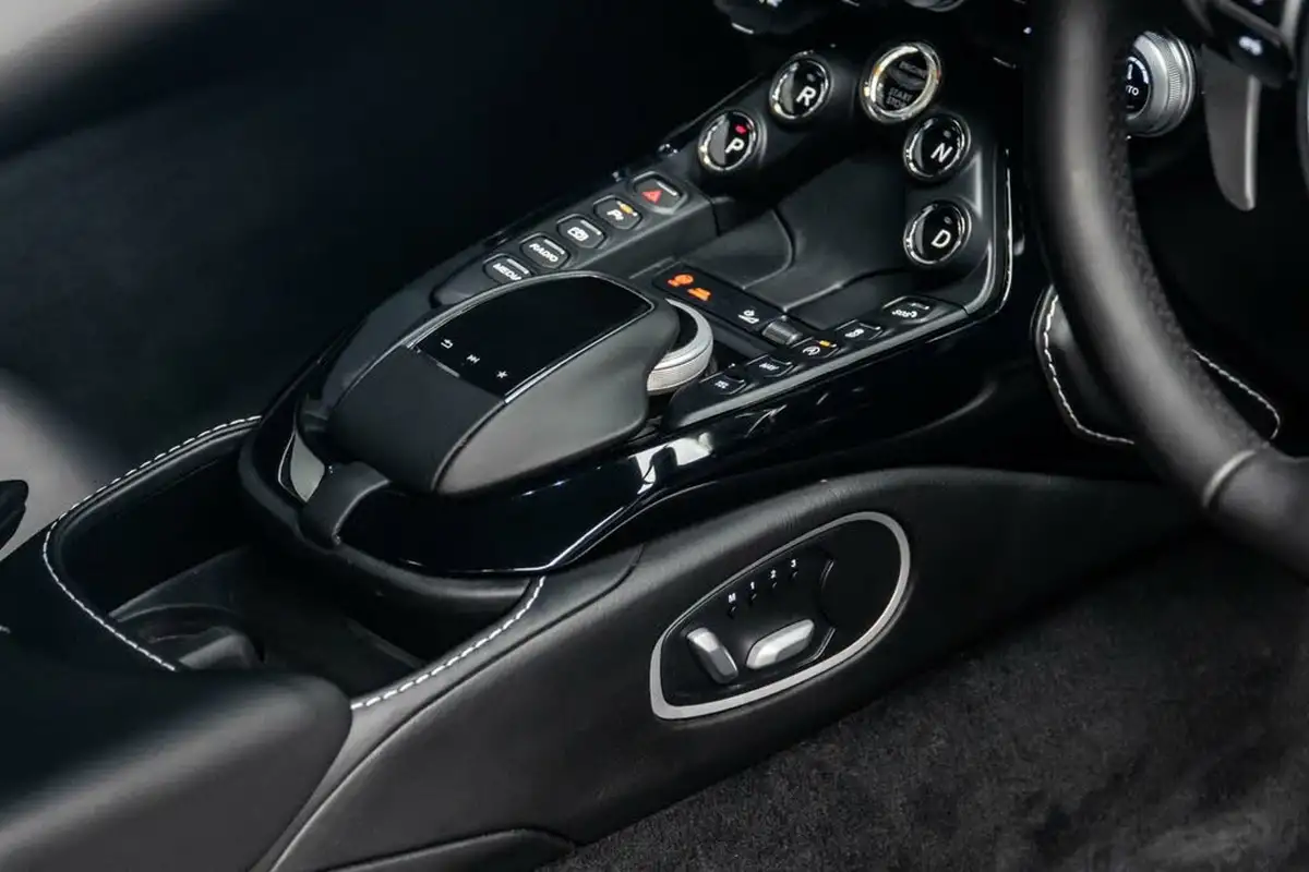 2021-aston-martin-vantage-big-32