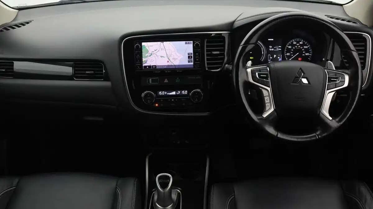 2017-mitsubishi-outlander-20-4h-phev-big-13
