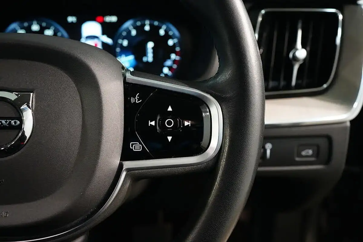 2019-volvo-xc60-20-t5-inscription-awd-big-30