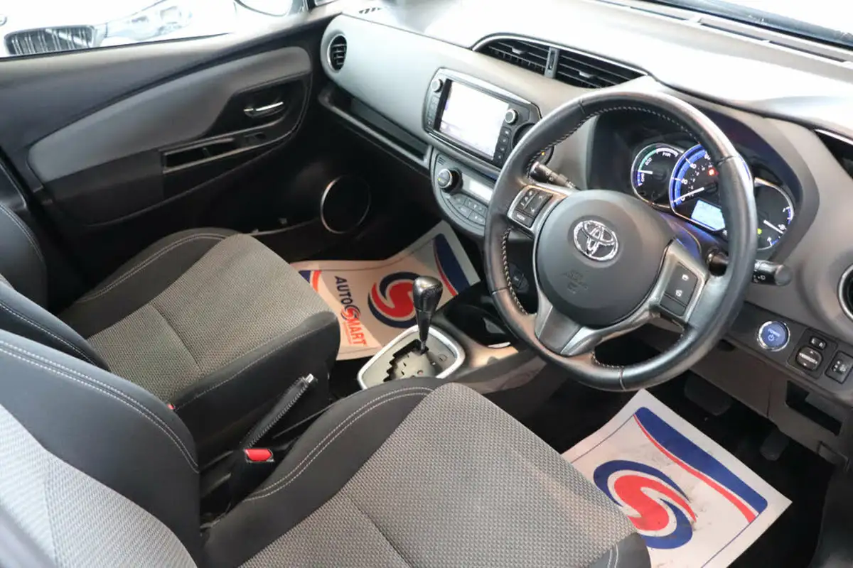 2015-toyota-yaris-15-vvt-i-sport-hybrid-big-15
