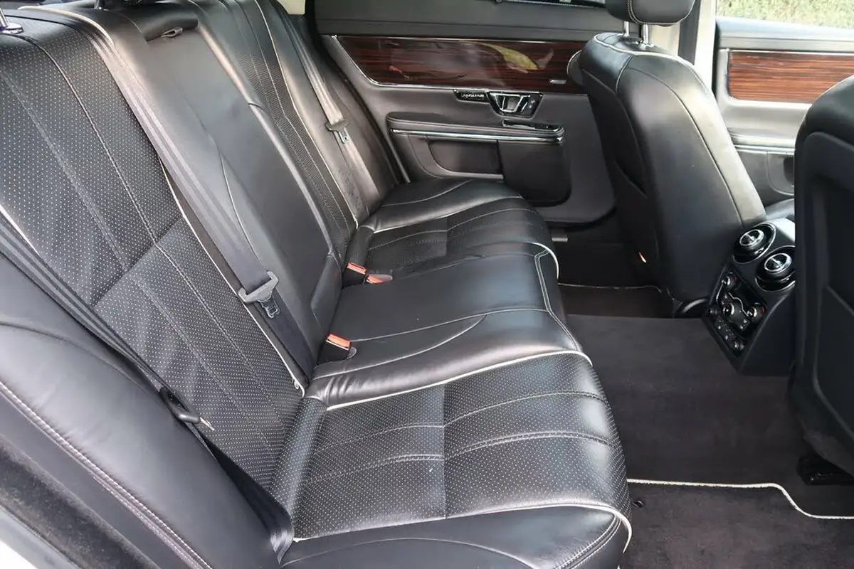 2015-jaguar-xj-series-30td-xj-portfolio-lwb-auto-big-39