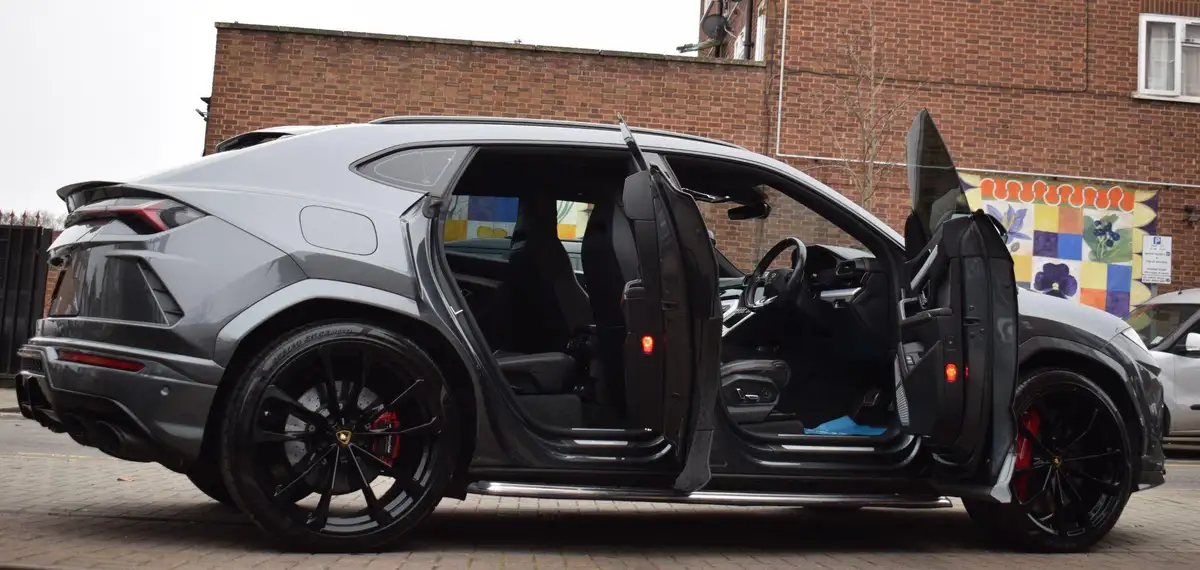 2019-lamborghini-urus-40-no-trim-big-9