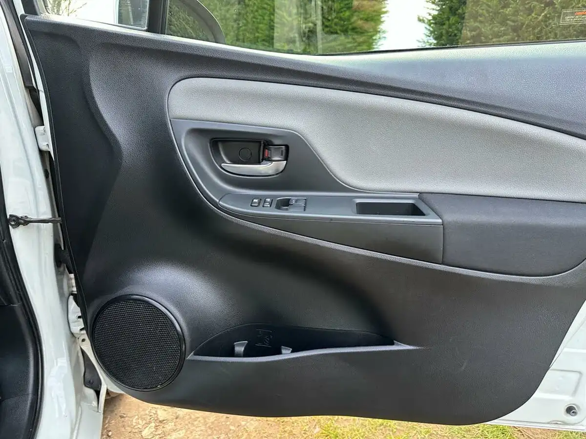 2018-toyota-yaris-15-vvt-i-icon-tech-98bhp-hybrid-1497cc-e-cvt-big-32