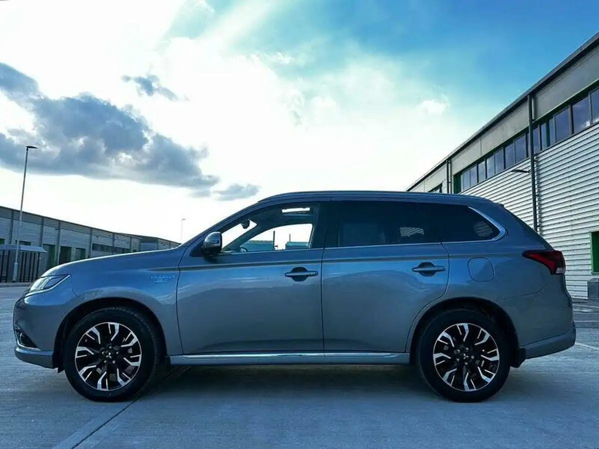 2016-mitsubishi-outlander-20-gx4h-phev-big-31