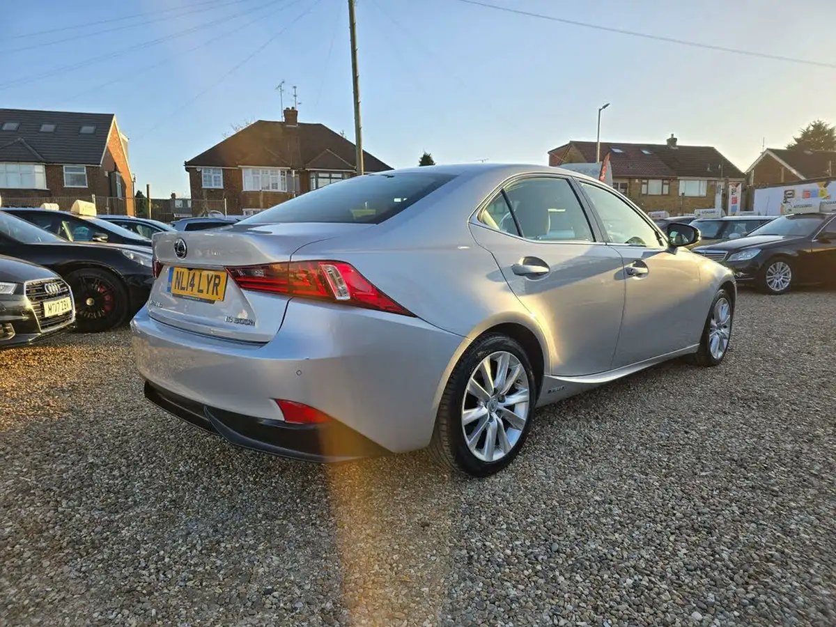 2014-lexus-is-300h-25-luxury-big-18