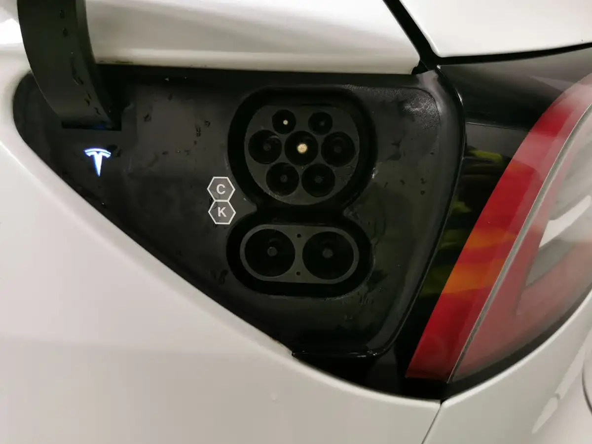 2022-tesla-model-y-e-long-range-big-37