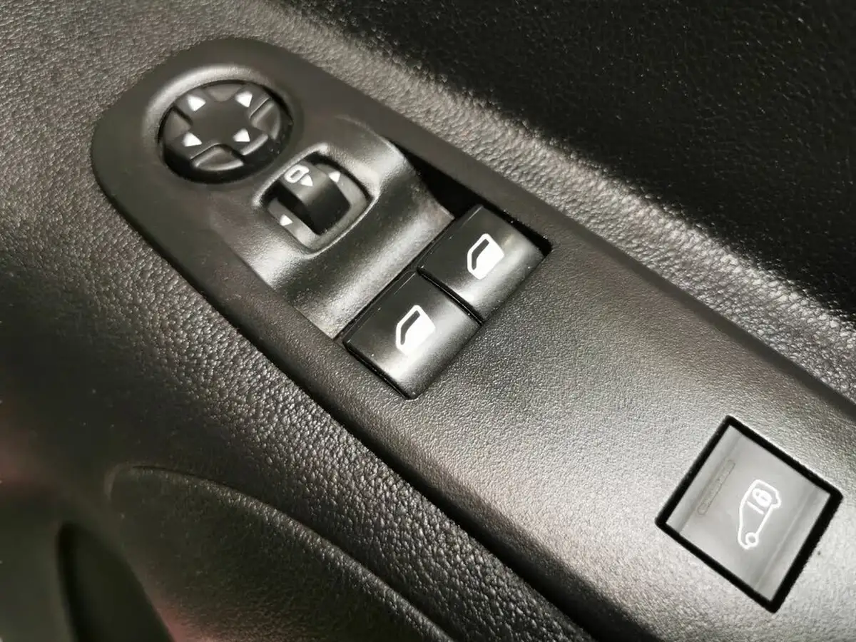 2020-peugeot-partner-15-bluehdi-1000-professional-100ps-eu6dt-panel-big-10