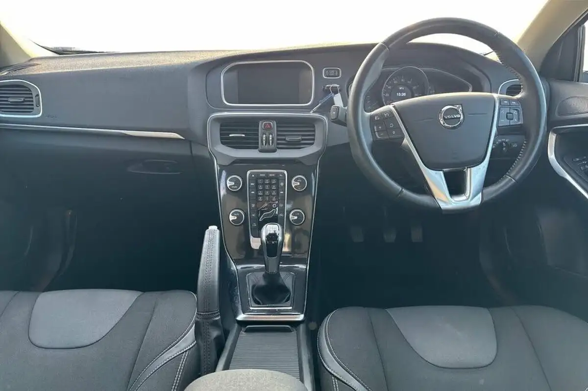 2019-volvo-v40-20-t2-momentum-nav-plus-big-9