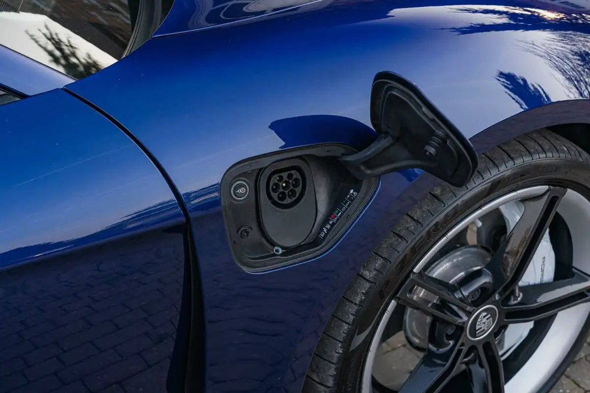 2020-porsche-taycan-e-turbo-big-26