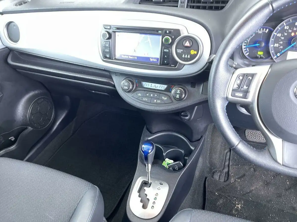 2014-toyota-yaris-15-vvt-i-trend-leather-hybrid-big-44