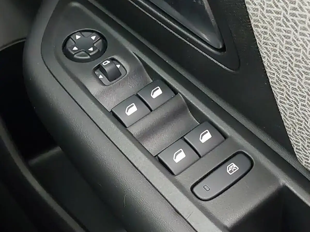 2023-citroen-c4-12-puretech-sense-big-17