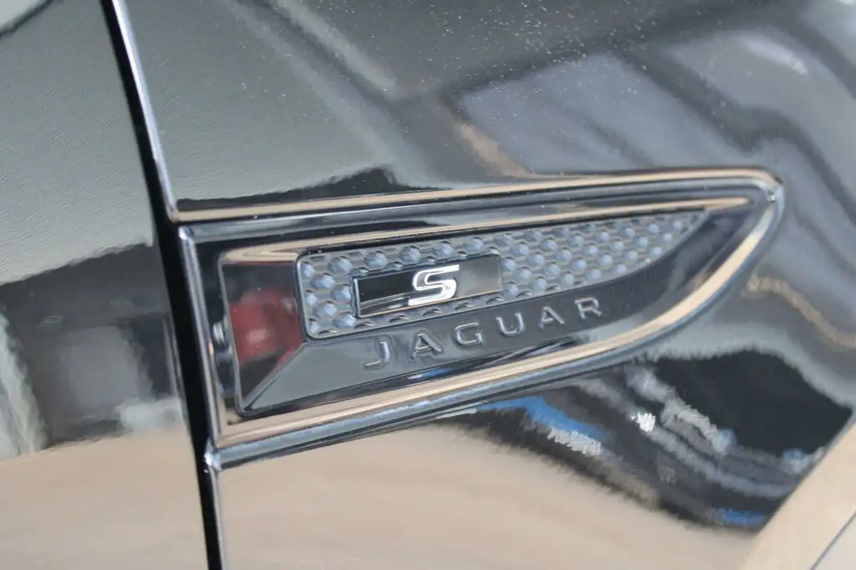2018-jaguar-e-pace-20-i4-r-dynamic-s-249ps-ss-big-31