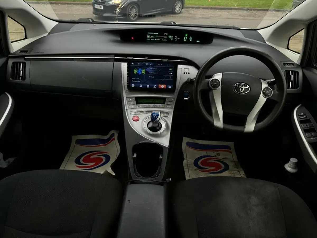 2014-toyota-prius-big-10