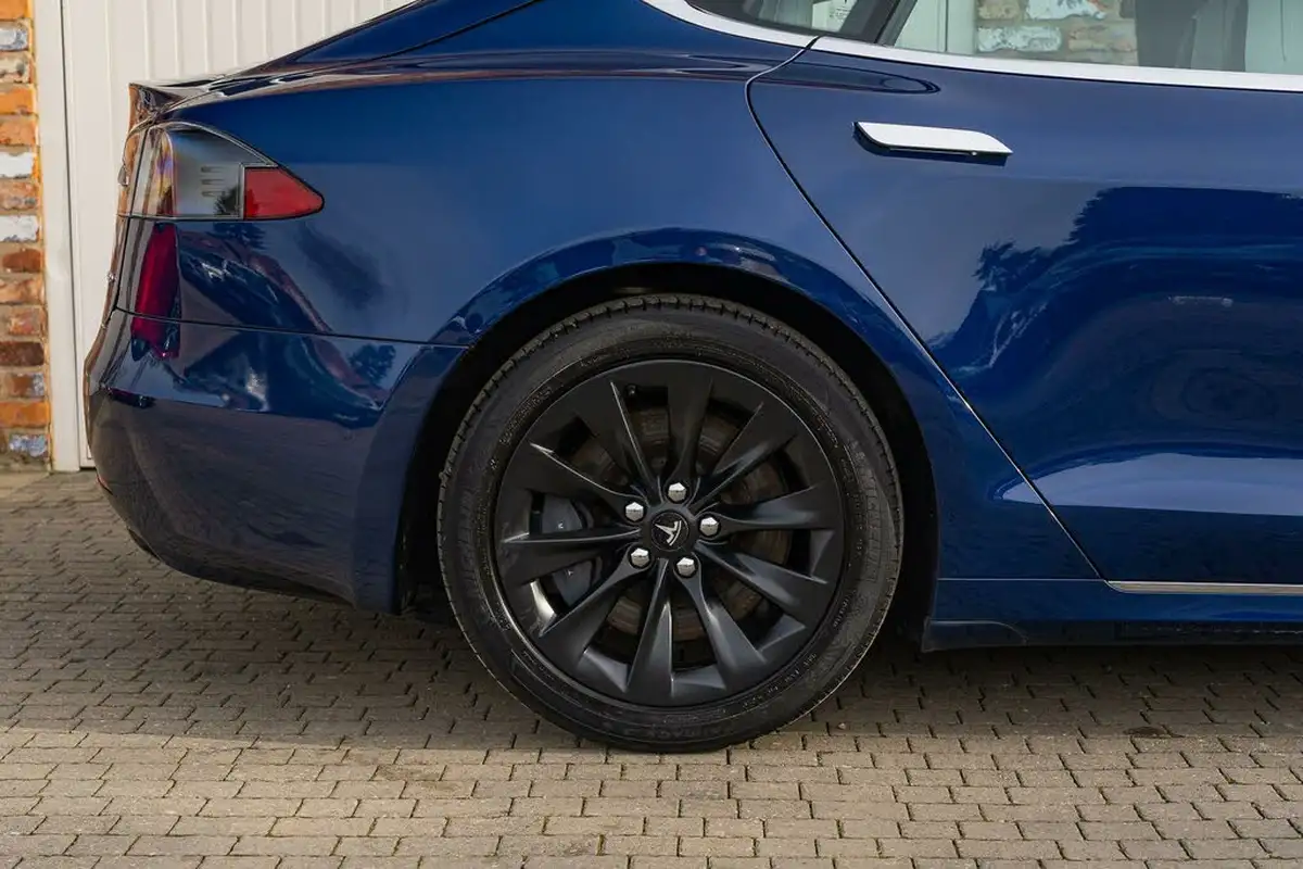 2017-tesla-model-s-e-100d-big-22