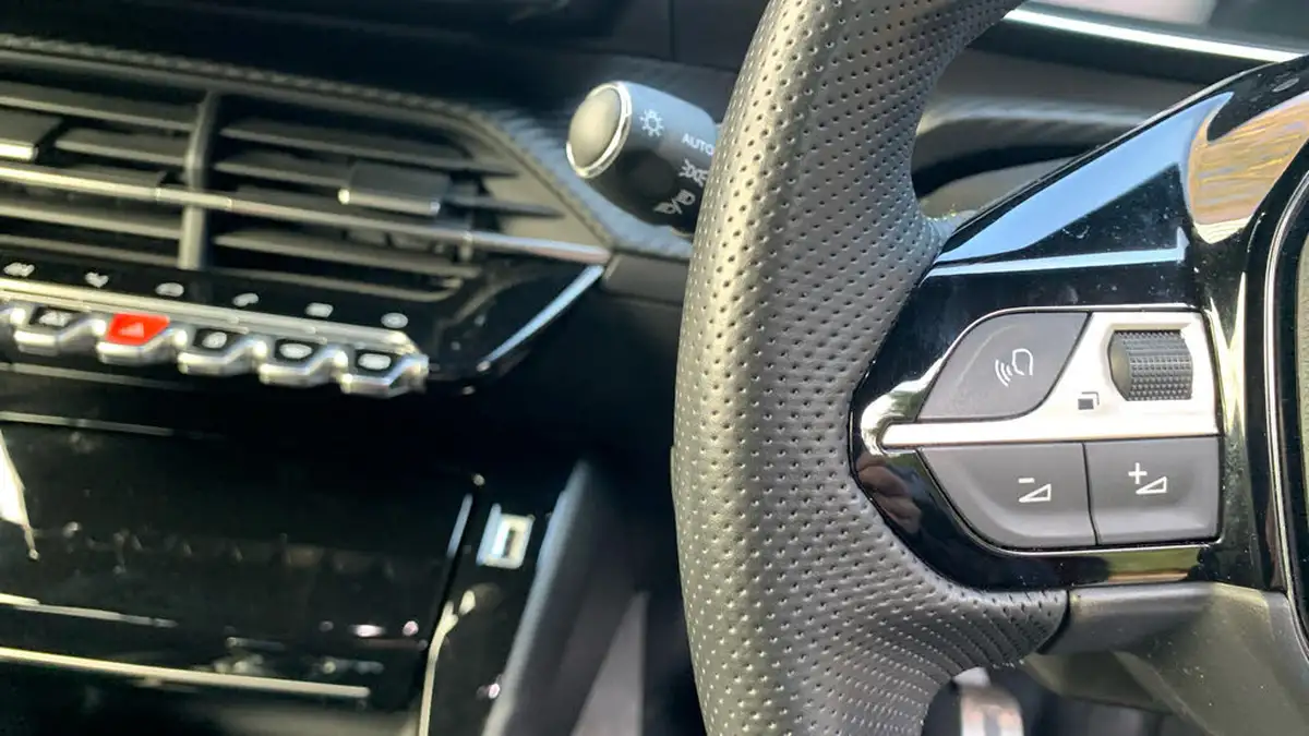 2022-peugeot-2008-suv-e-gt-premium-big-22