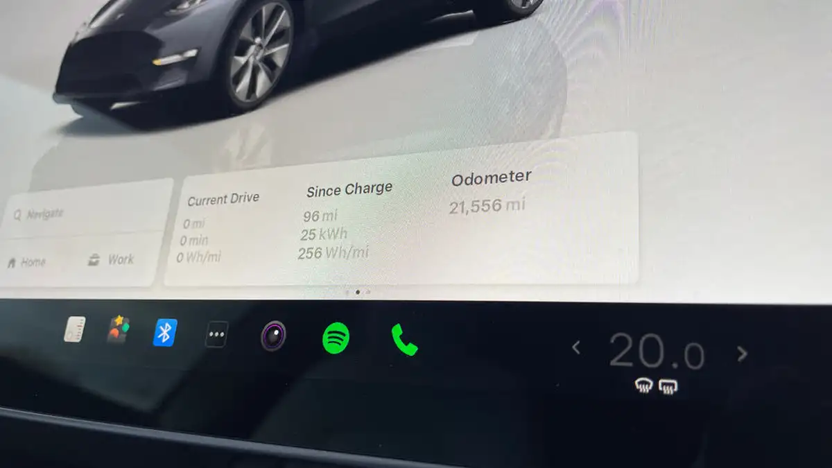 2022-tesla-model-y-e-long-range-big-12