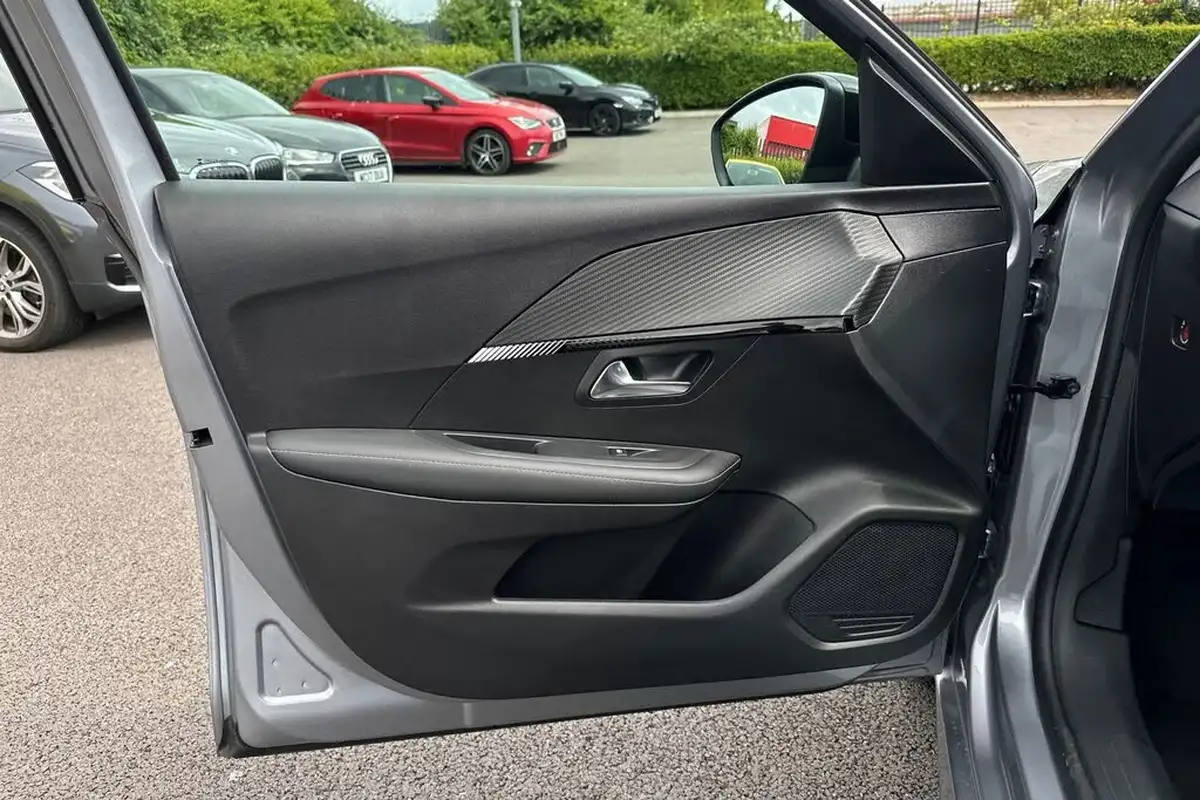 2024-peugeot-208-e-e-style-big-35