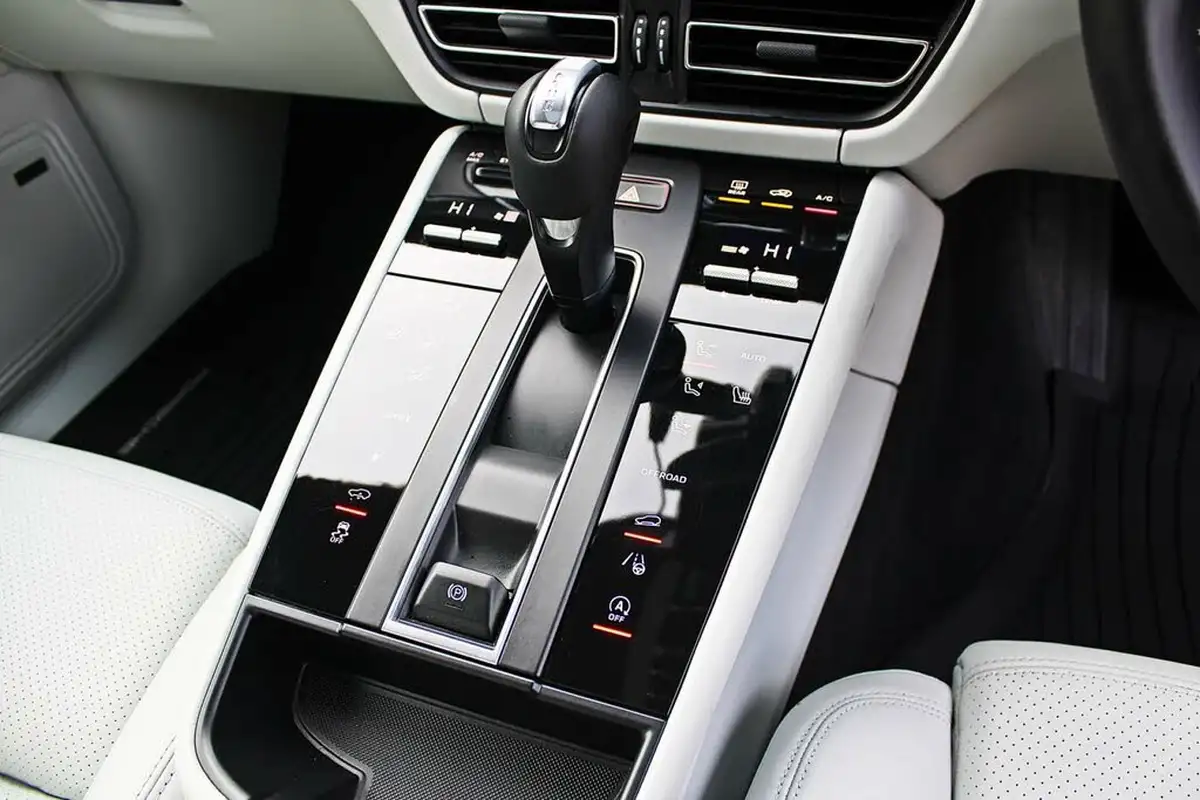 2022-porsche-macan-20-big-19