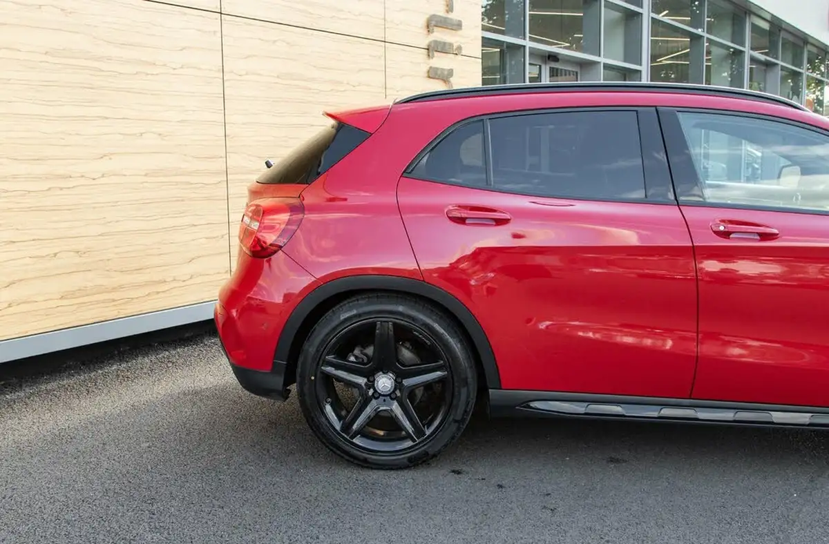 2015-mercedes-benz-gla-class-21cdi-amg-line-premium-package-136bhp-200-7g-dct-big-10