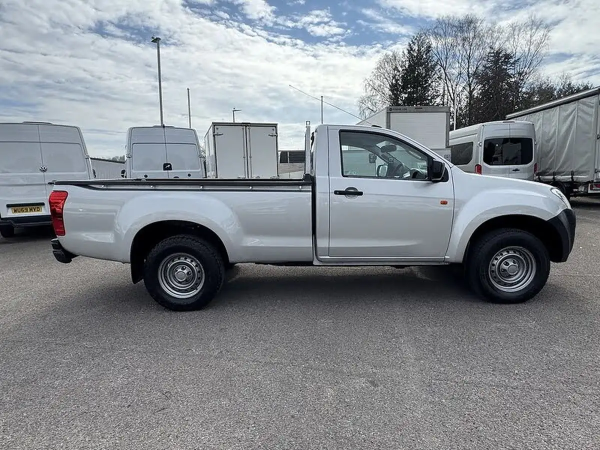 2017-isuzu-d-max-25td-4x4-single-pick-up-big-7