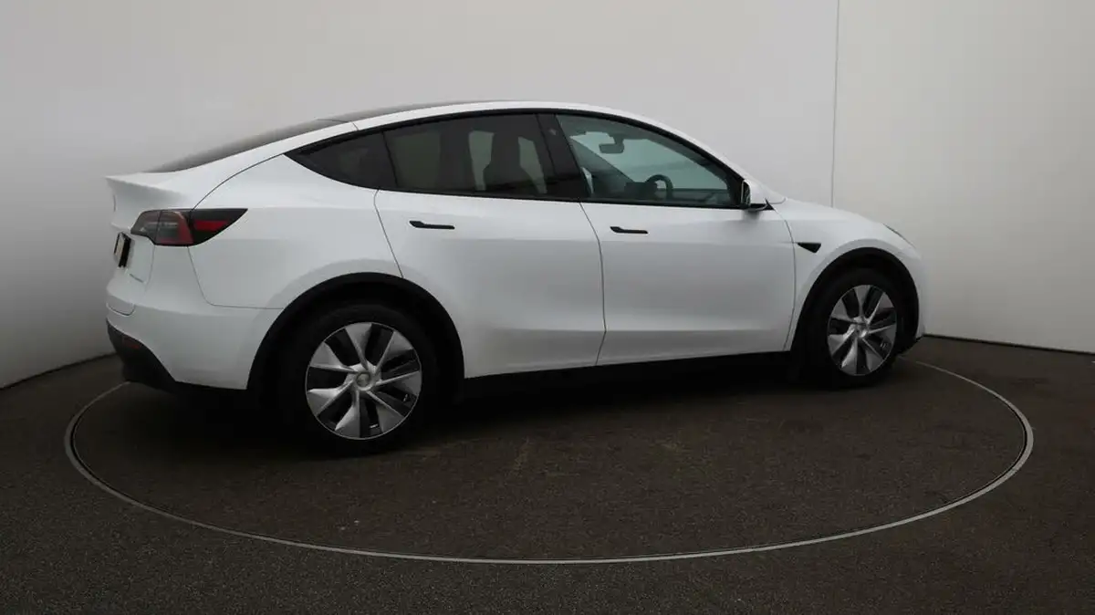 2022-tesla-model-y-e-long-range-big-47