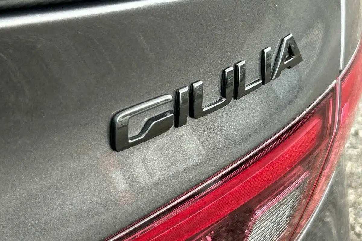 2019-alfa-romeo-giulia-20-veloce-ti-big-25