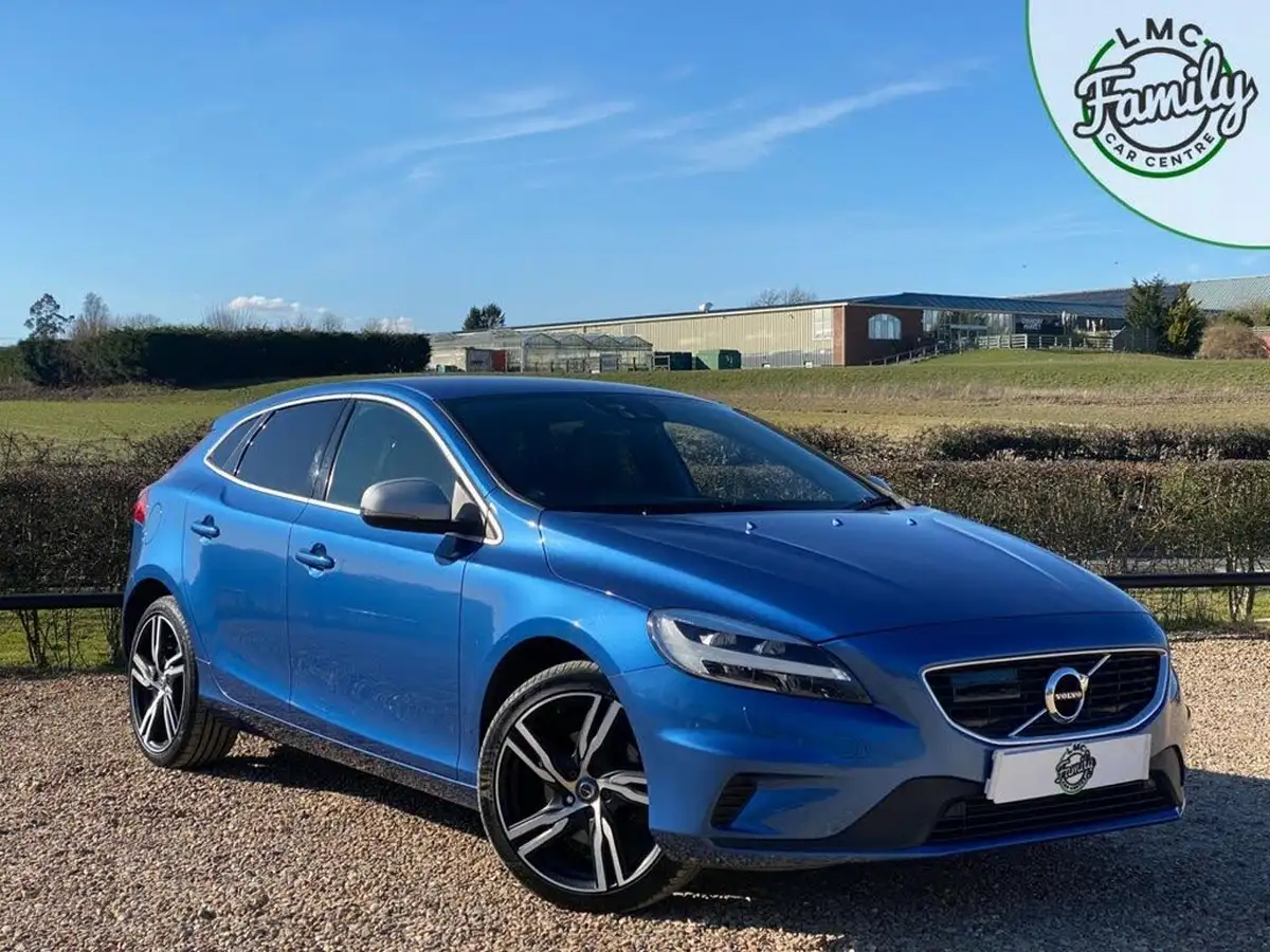 2019-volvo-v40-20-t2-r-design-edition-big-0