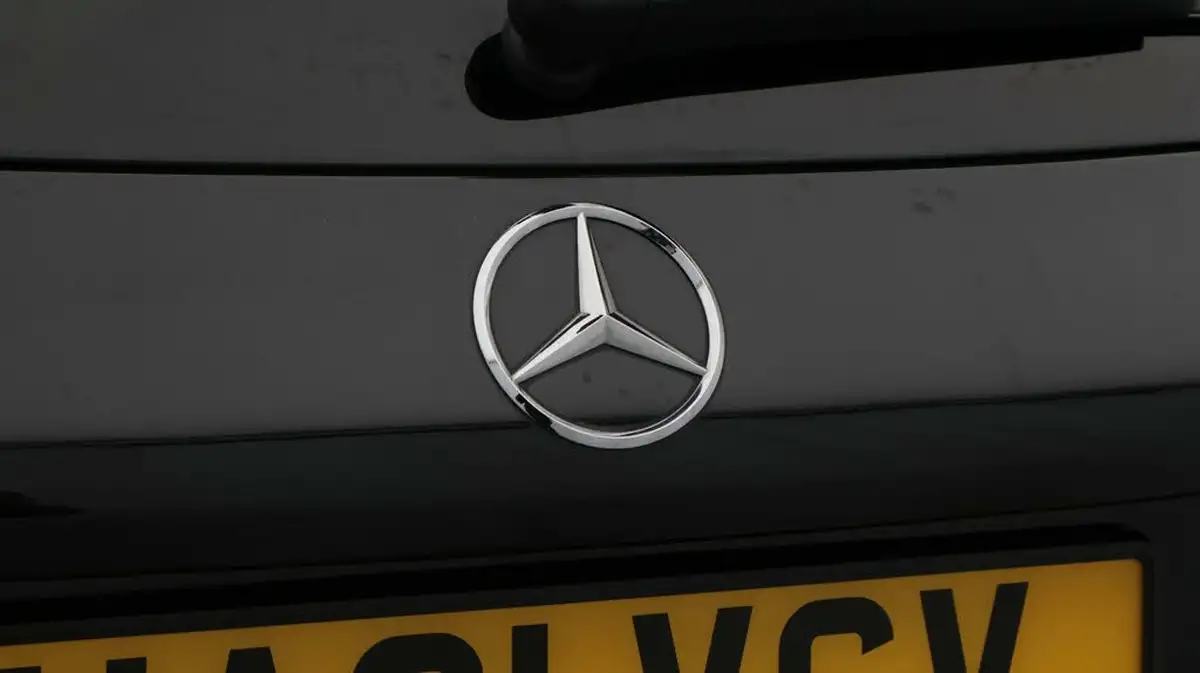 2021-mercedes-benz-glc-class-20d-glc300d-amg-line-premium-plus-245ps-station-wagon-5d-big-23