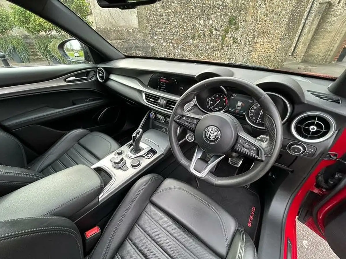 2022-alfa-romeo-stelvio-20-veloce-big-16