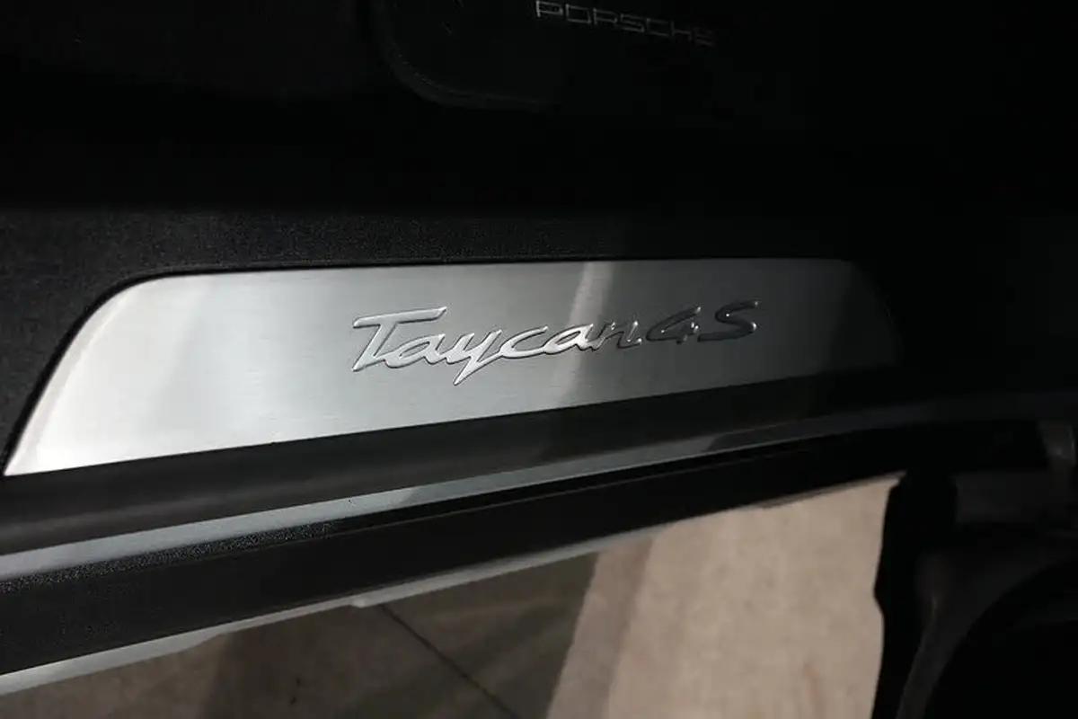 2023-porsche-taycan-e-4s-cross-turismo-big-37