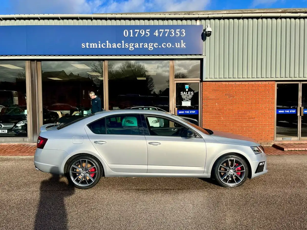 2019-skoda-octavia-20-tsi-vrs-hatchback-big-9