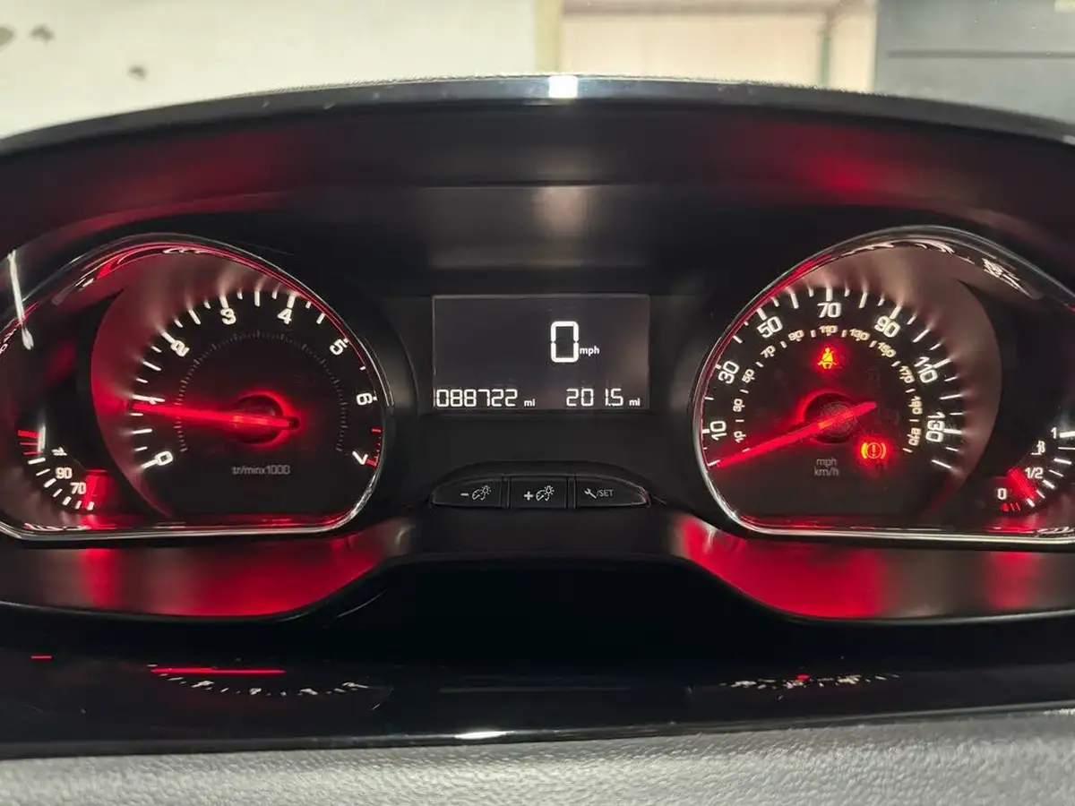 2013-peugeot-208-12-active-5d-big-15
