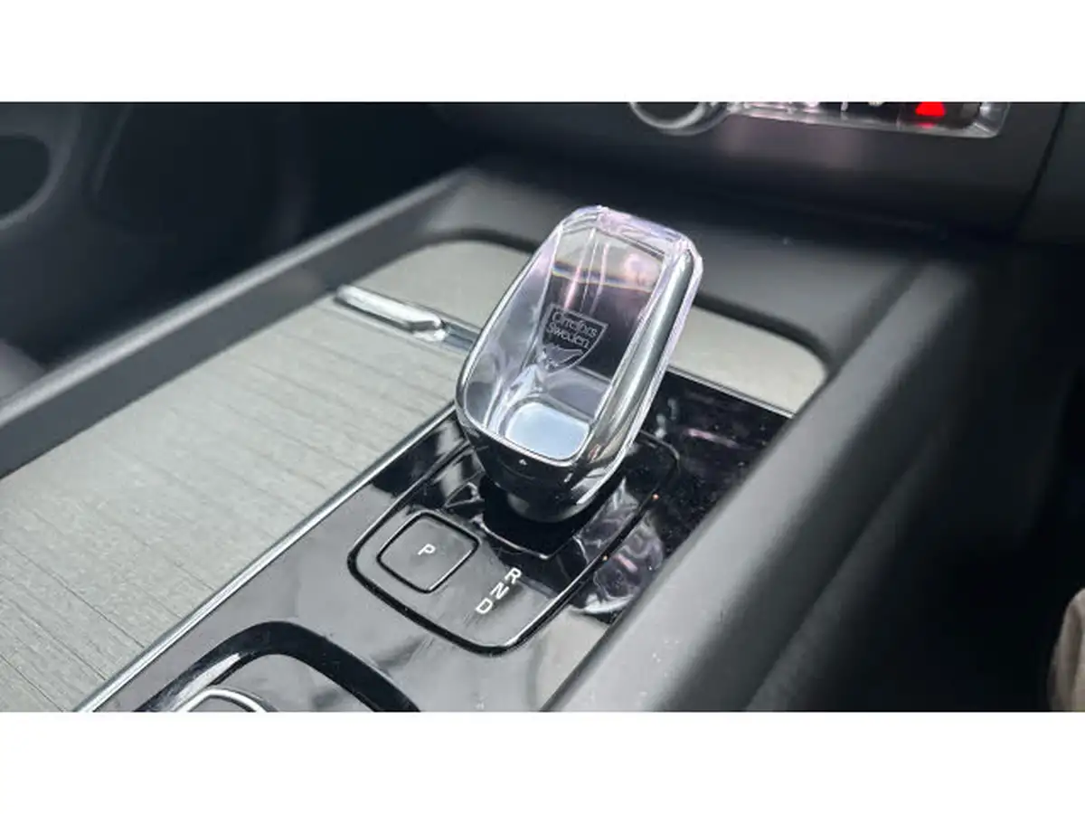 2024-volvo-xc60-20-t8-ultra-dark-big-13